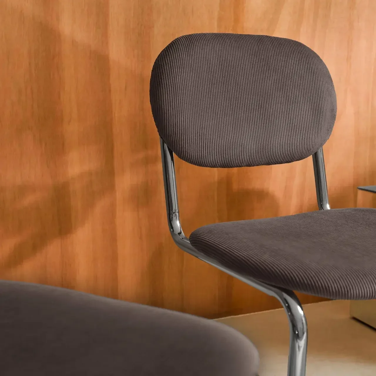 2 chaises design Maloa velours côtelé marron pieds chromés