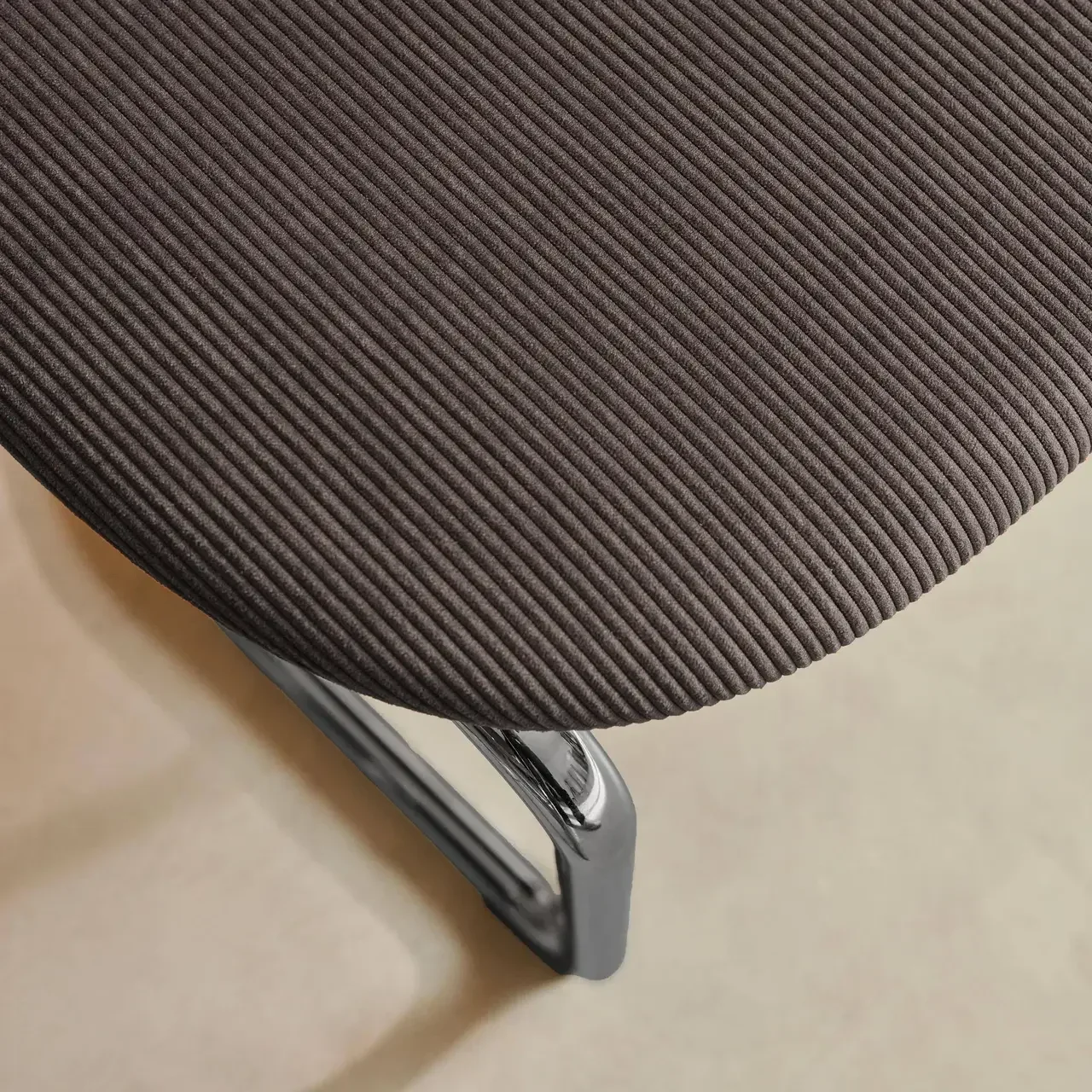 2 chaises design Maloa velours côtelé marron pieds chromés