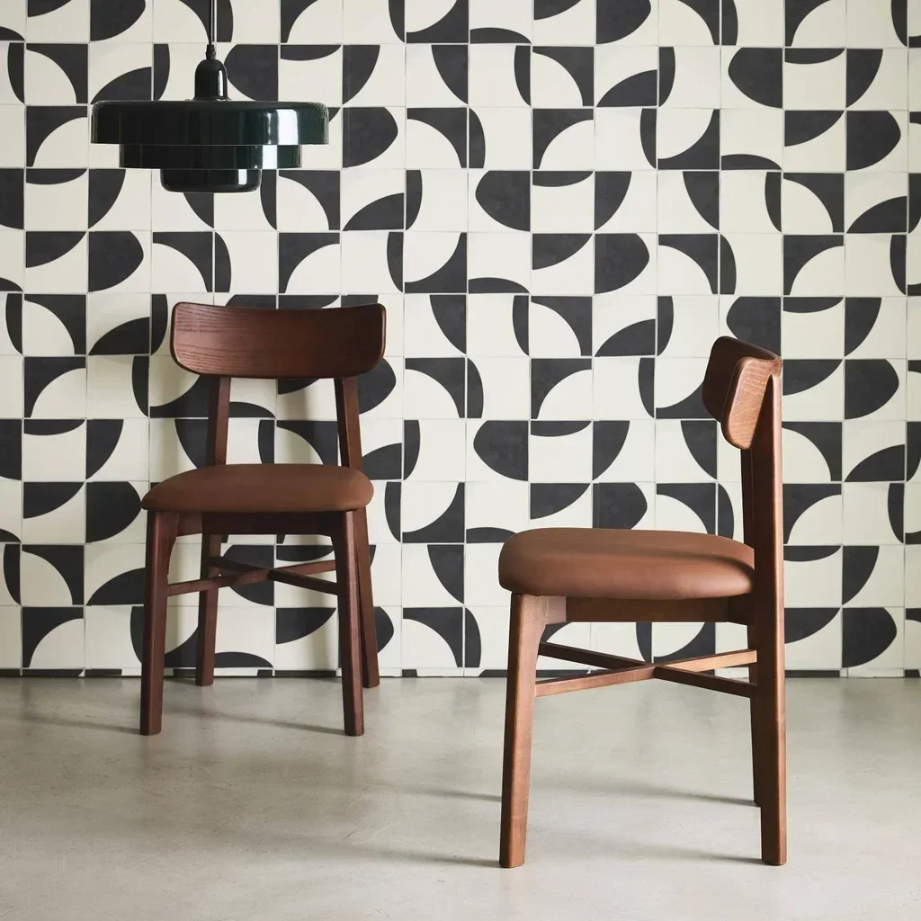 Lot 2 chaises hévéa massif similicuir vintage marron