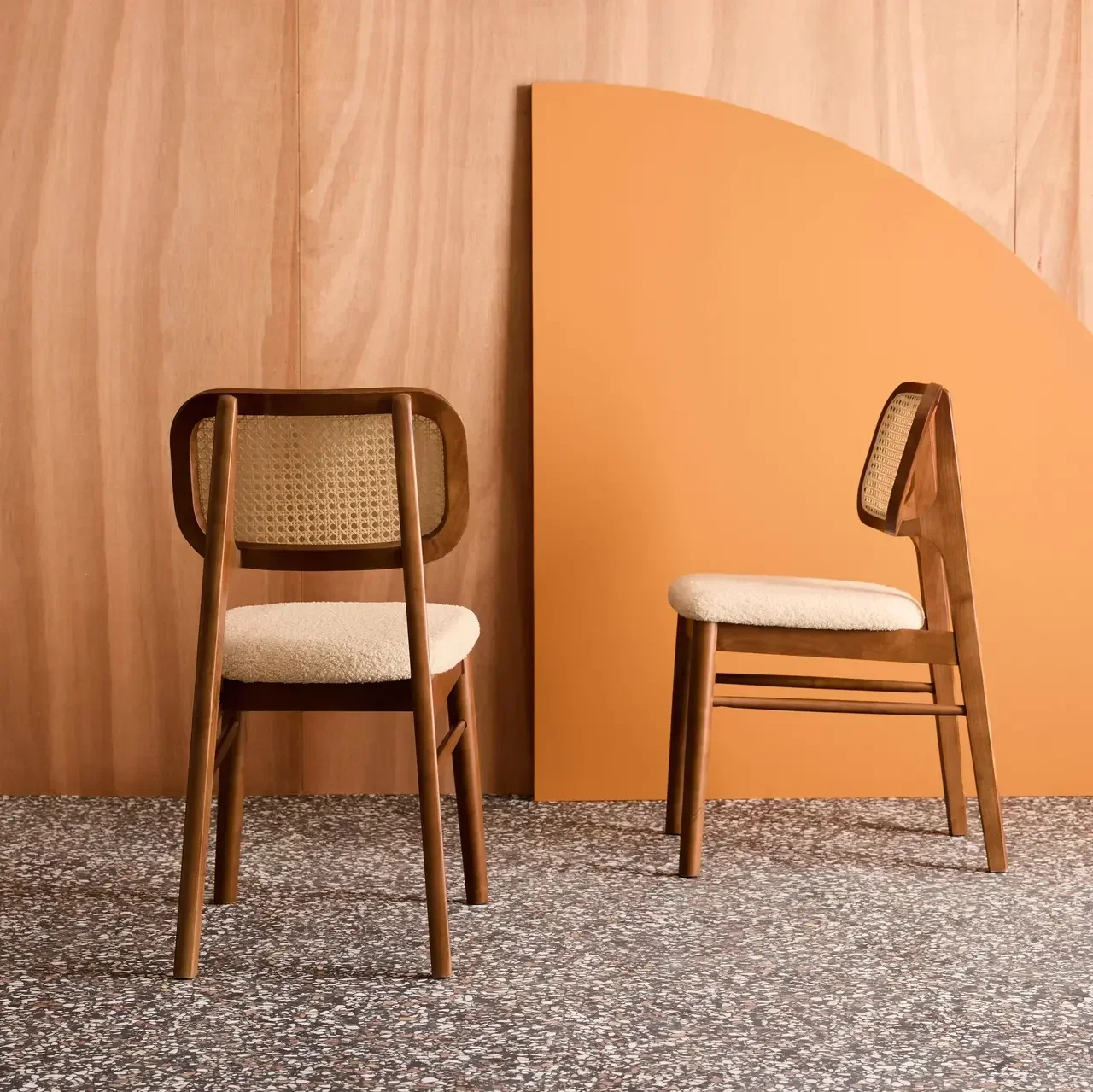 Lot 2 chaises rétro bois hévéa assise cannée accoudoirs bouclette crème