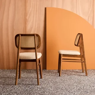 Lot 2 chaises rétro bois hévéa assise cannée accoudoirs bouclette crème