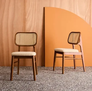 Lot 2 chaises rétro bois hévéa assise cannée accoudoirs bouclette crème