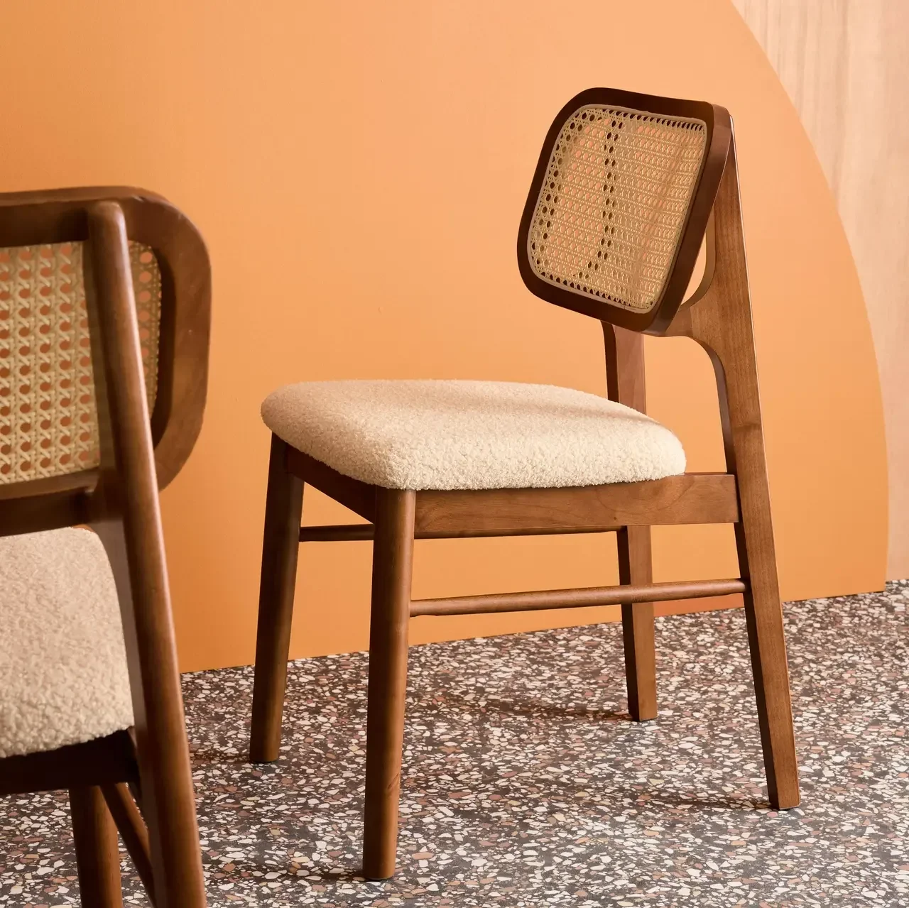 Lot 2 chaises rétro bois hévéa assise cannée accoudoirs bouclette crème