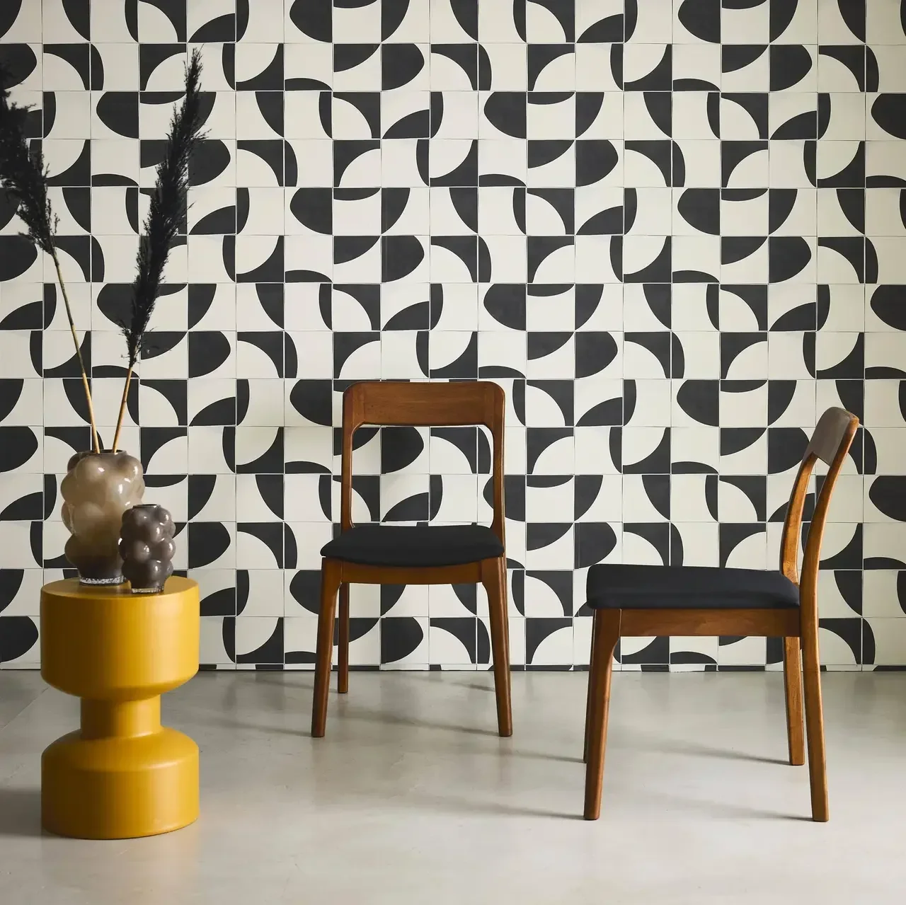 Lot de 2 chaises rétro bois hévéa et tissu noir Elena