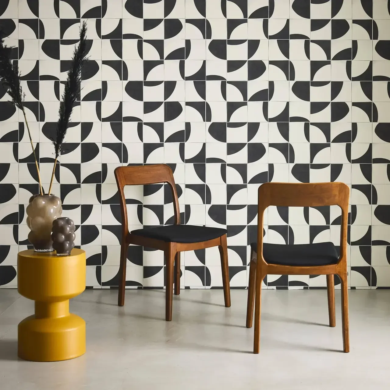 Lot de 2 chaises rétro bois hévéa et tissu noir Elena