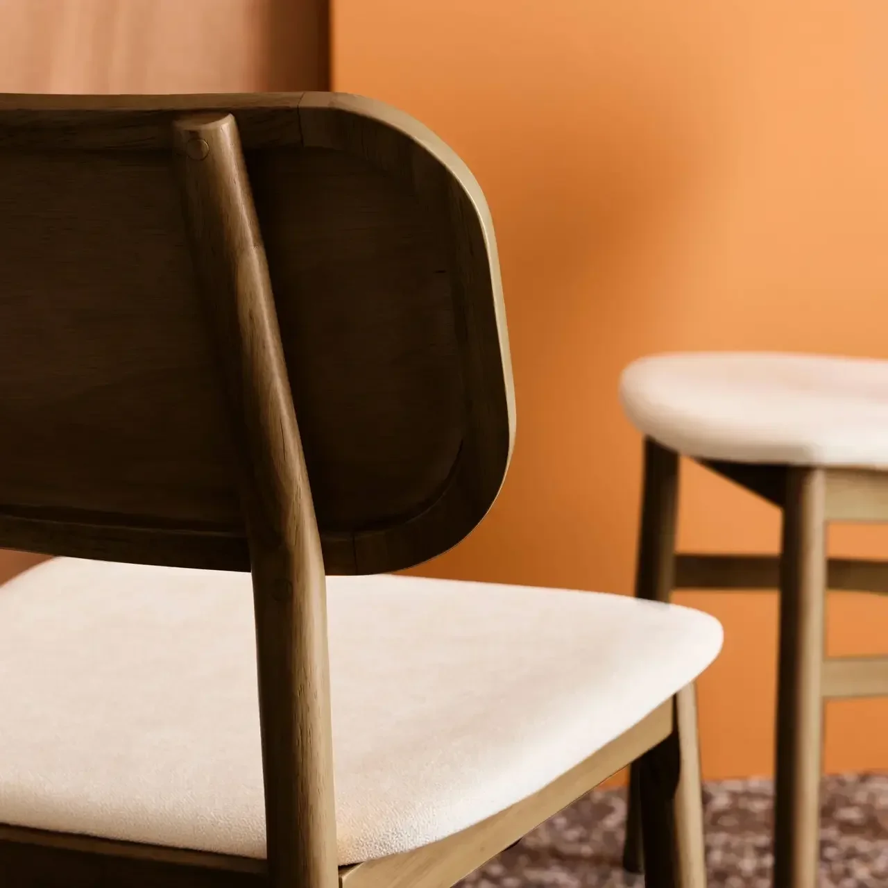 Chaises rétro hévéa tissu beige design arrondi