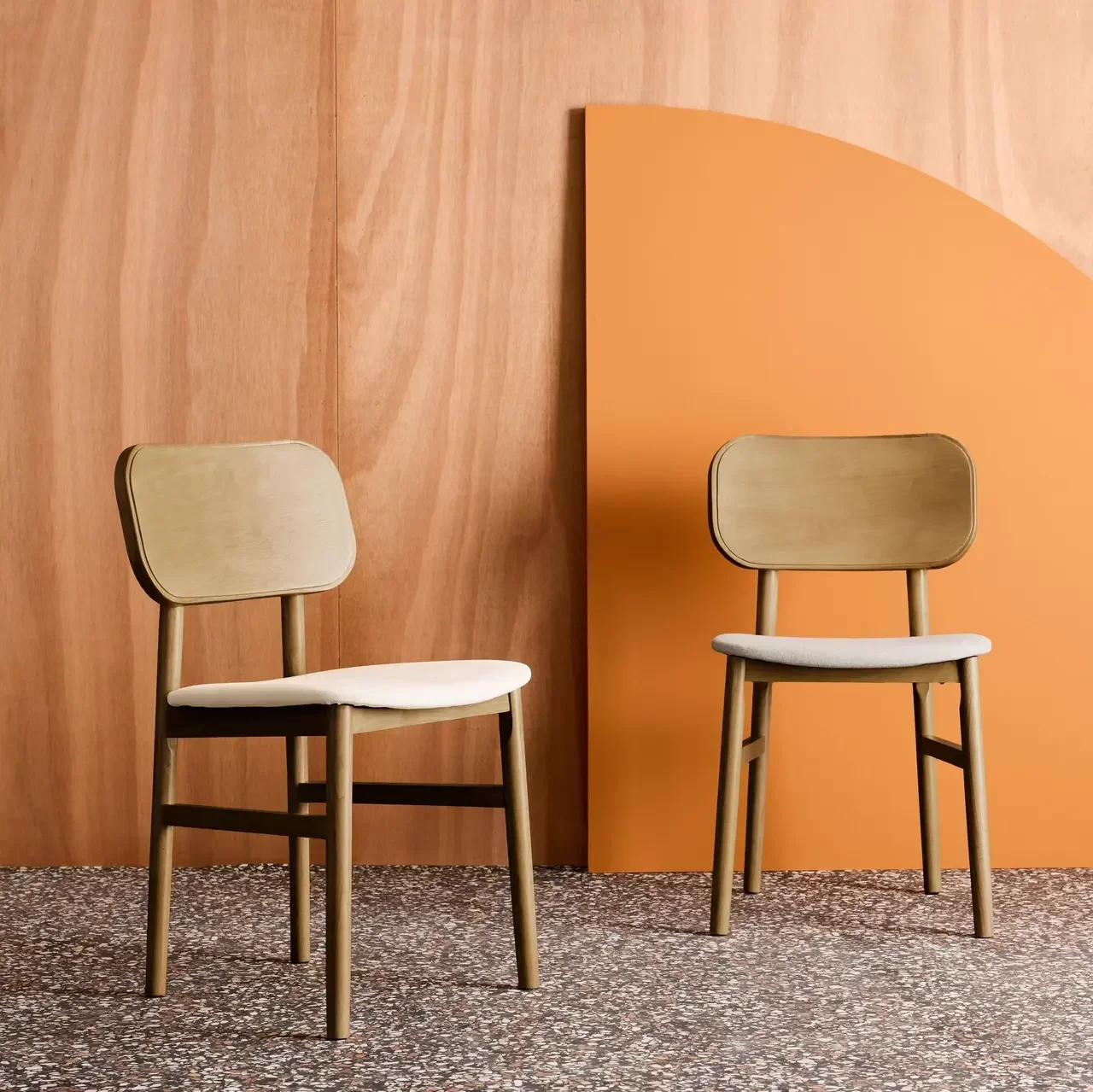 Chaises rétro hévéa tissu beige design arrondi