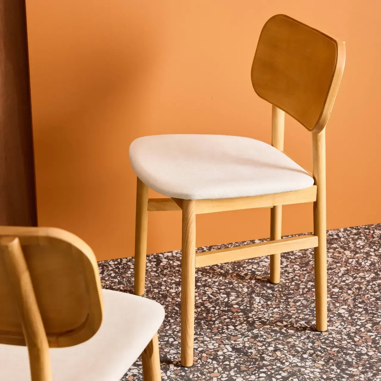 Chaise rétro bois hévéa tissu beige Olympie design arrondi