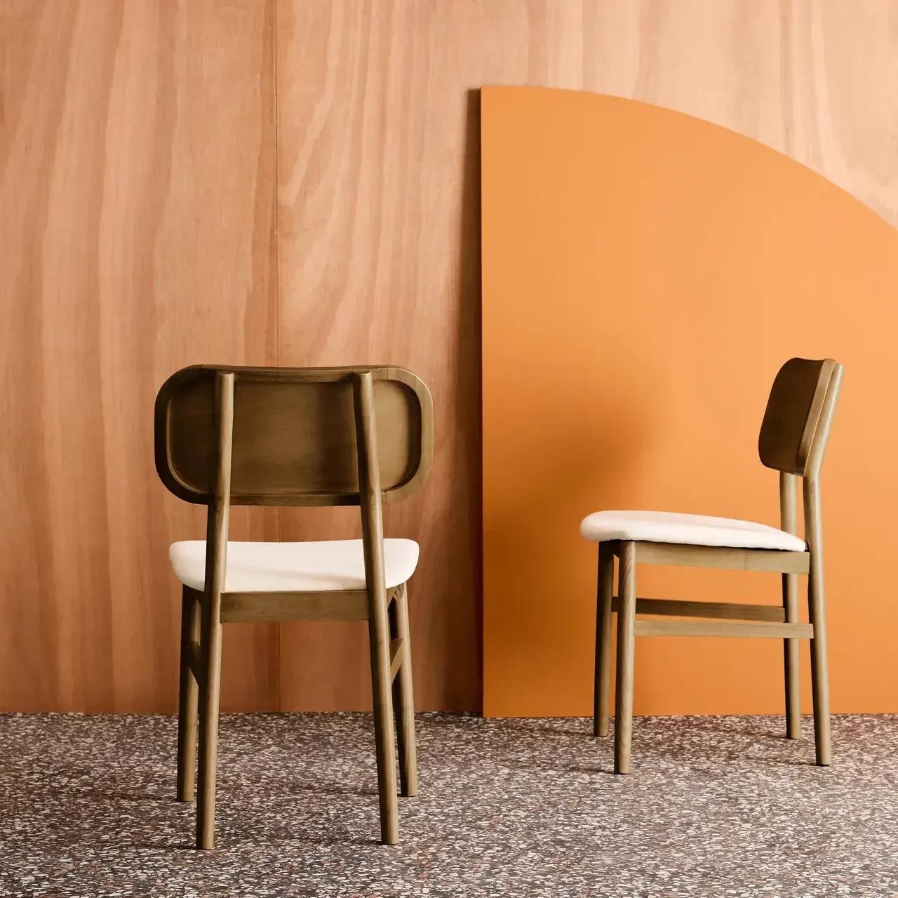 Chaises rétro hévéa tissu beige design arrondi