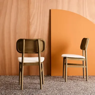 Chaises rétro hévéa tissu beige design arrondi