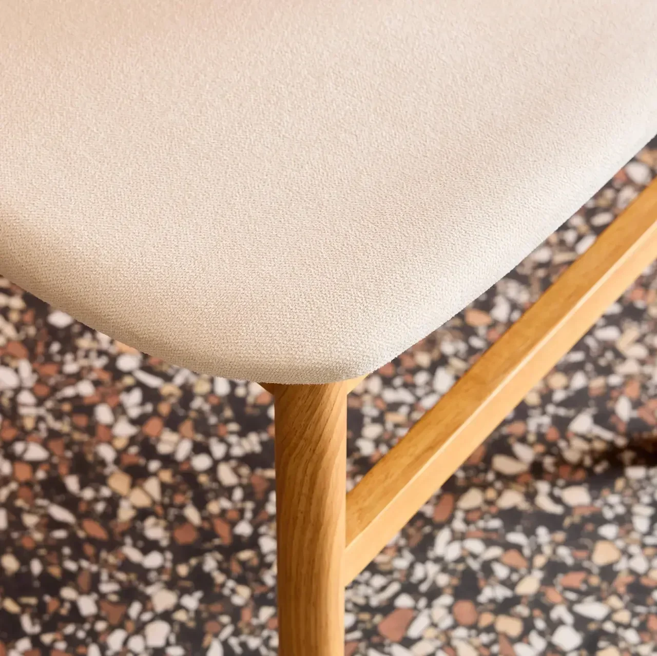 Chaise rétro bois hévéa tissu beige Olympie design arrondi