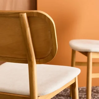 Chaise rétro bois hévéa tissu beige Olympie design arrondi