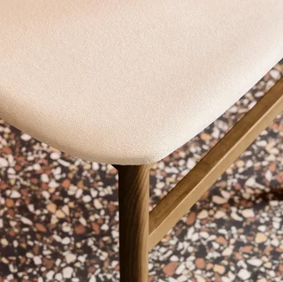Chaises rétro hévéa tissu beige design arrondi