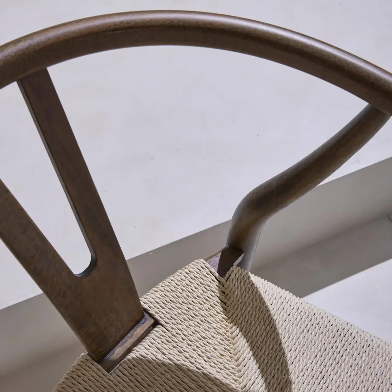 Deux chaises vintage bois hêtre et cordes tressées empilables