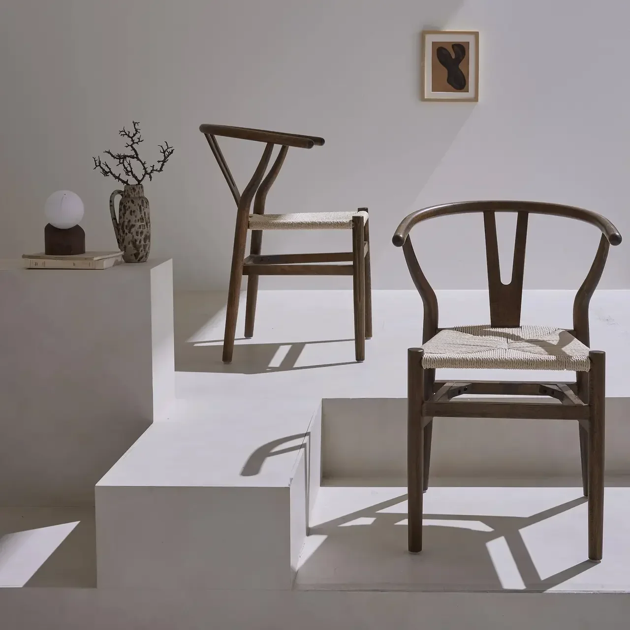Deux chaises vintage bois hêtre et cordes tressées empilables