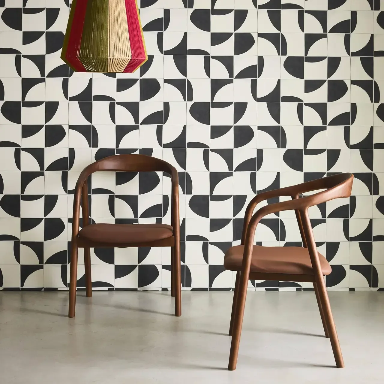 2 fauteuils hévéa massif similicuir marron vintage Sara