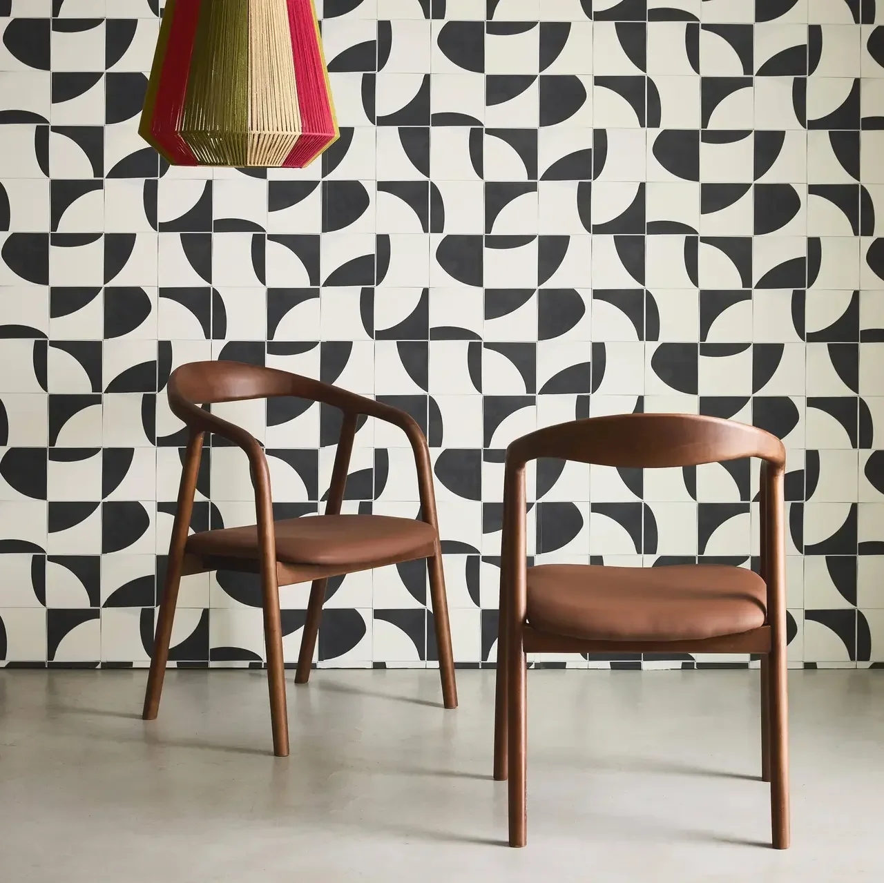 2 fauteuils hévéa massif similicuir marron vintage Sara