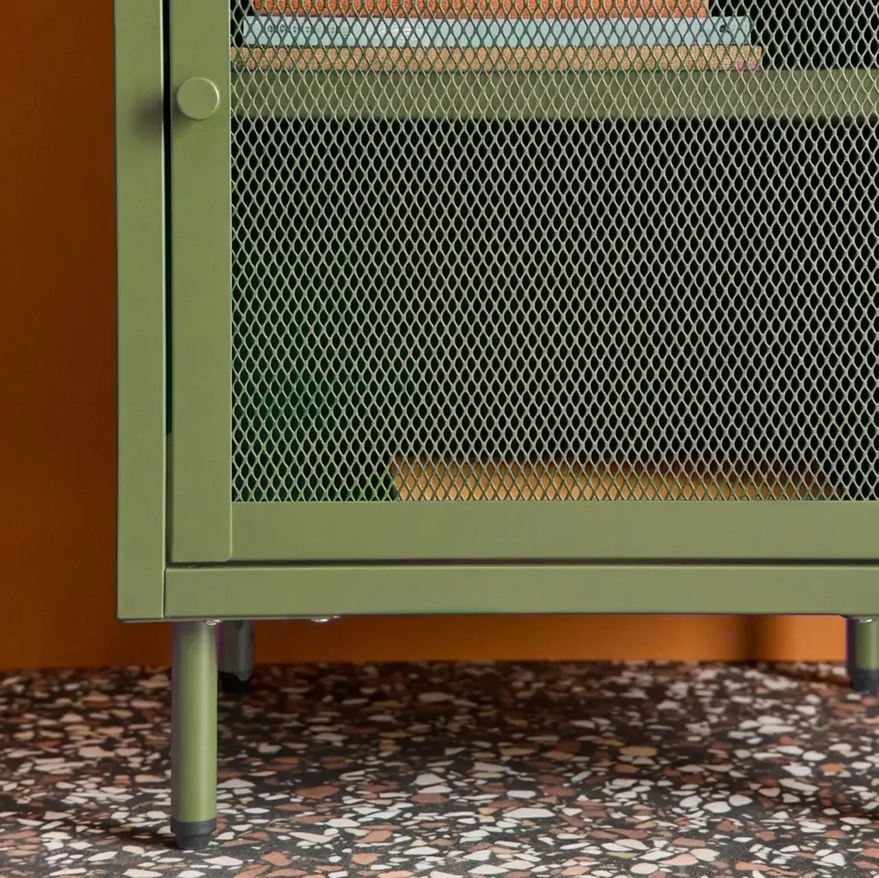 Lot de 2 tables de nuit industrielles métal noir avec porte grillagée et rangement
