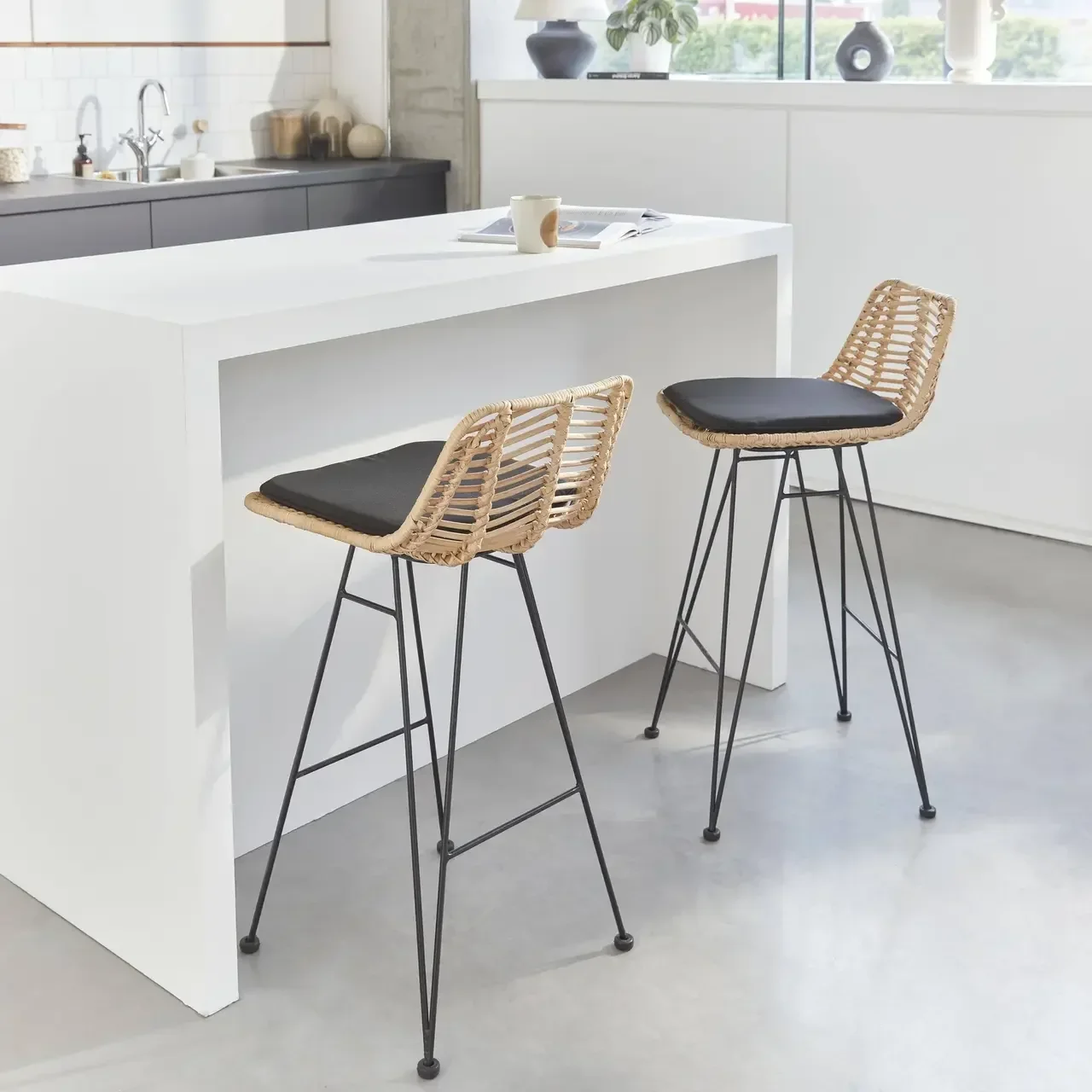Lot de 2 tabourets de bar rotin et métal noir hauteur 67 cm
