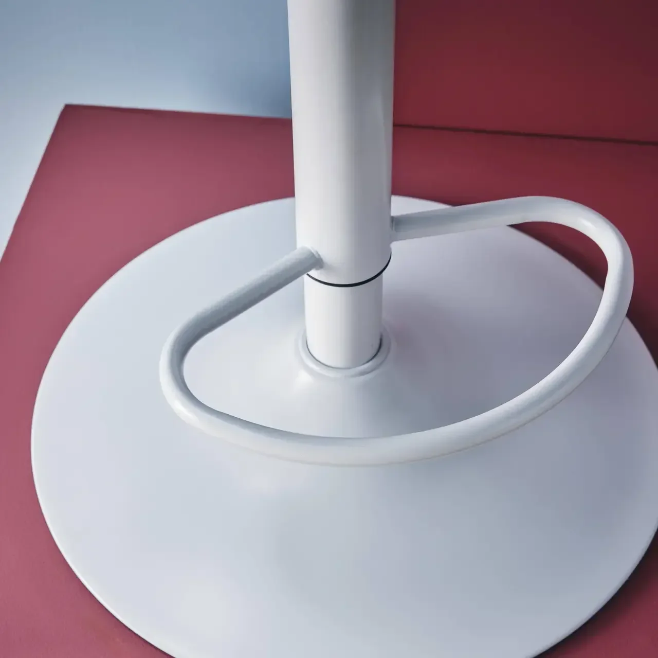 Lot de 2 tabourets de bar réglables Abby assise tissu pied blanc