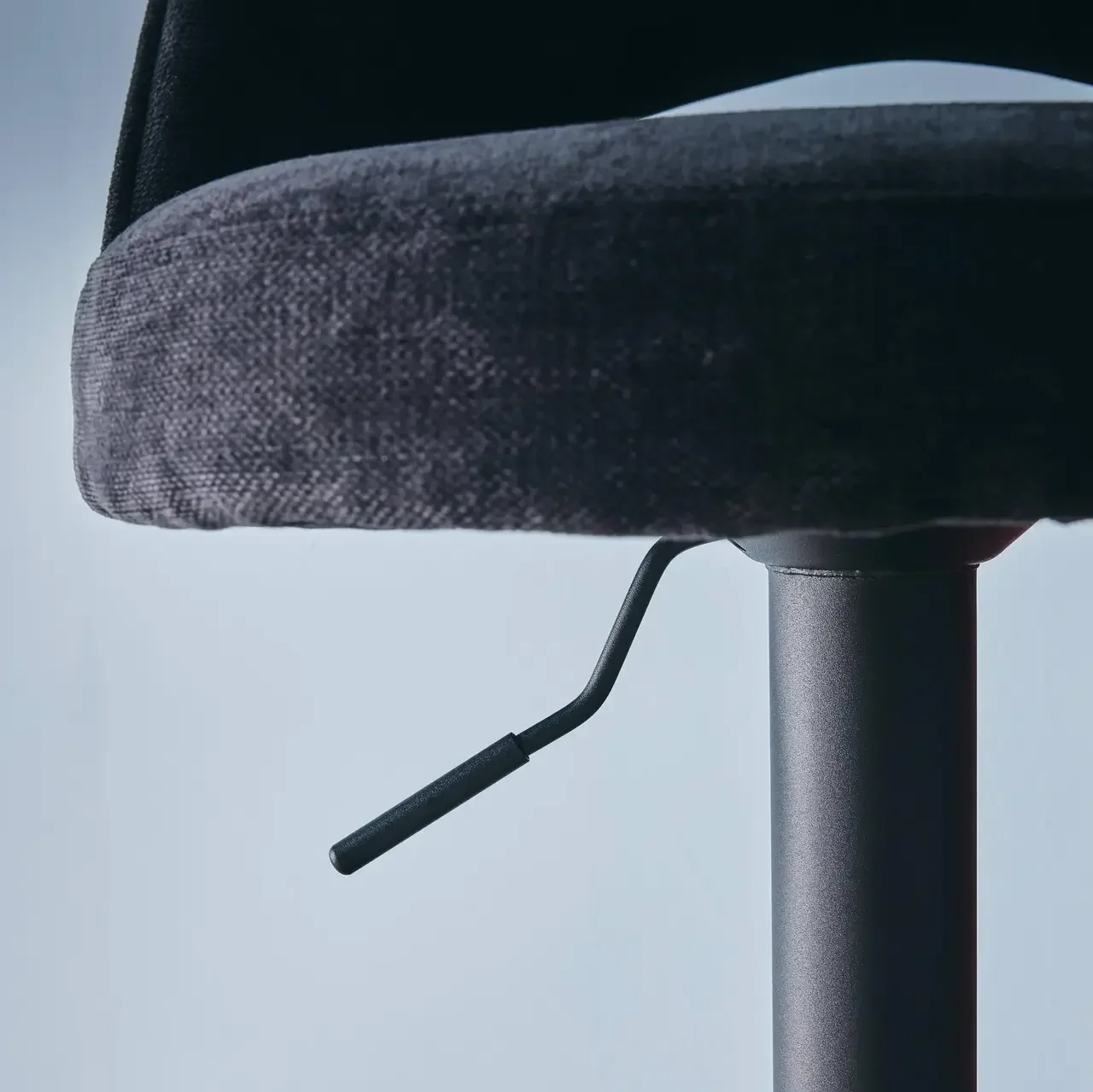 Lot de 2 tabourets de bar réglables en hauteur avec assise en tissu et pied noir mat