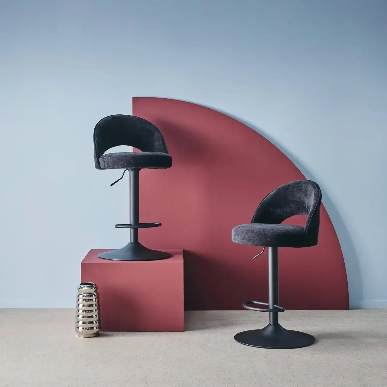 Lot de 2 tabourets de bar réglables en hauteur avec assise en tissu et pied noir mat