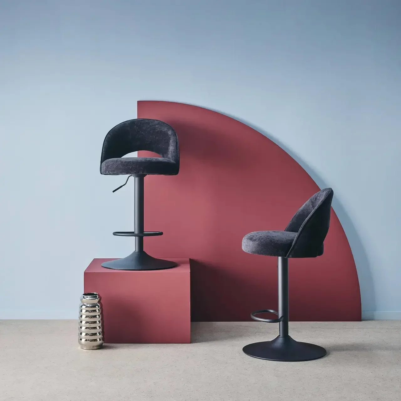 Lot de 2 tabourets de bar réglables en hauteur avec assise en tissu et pied noir mat