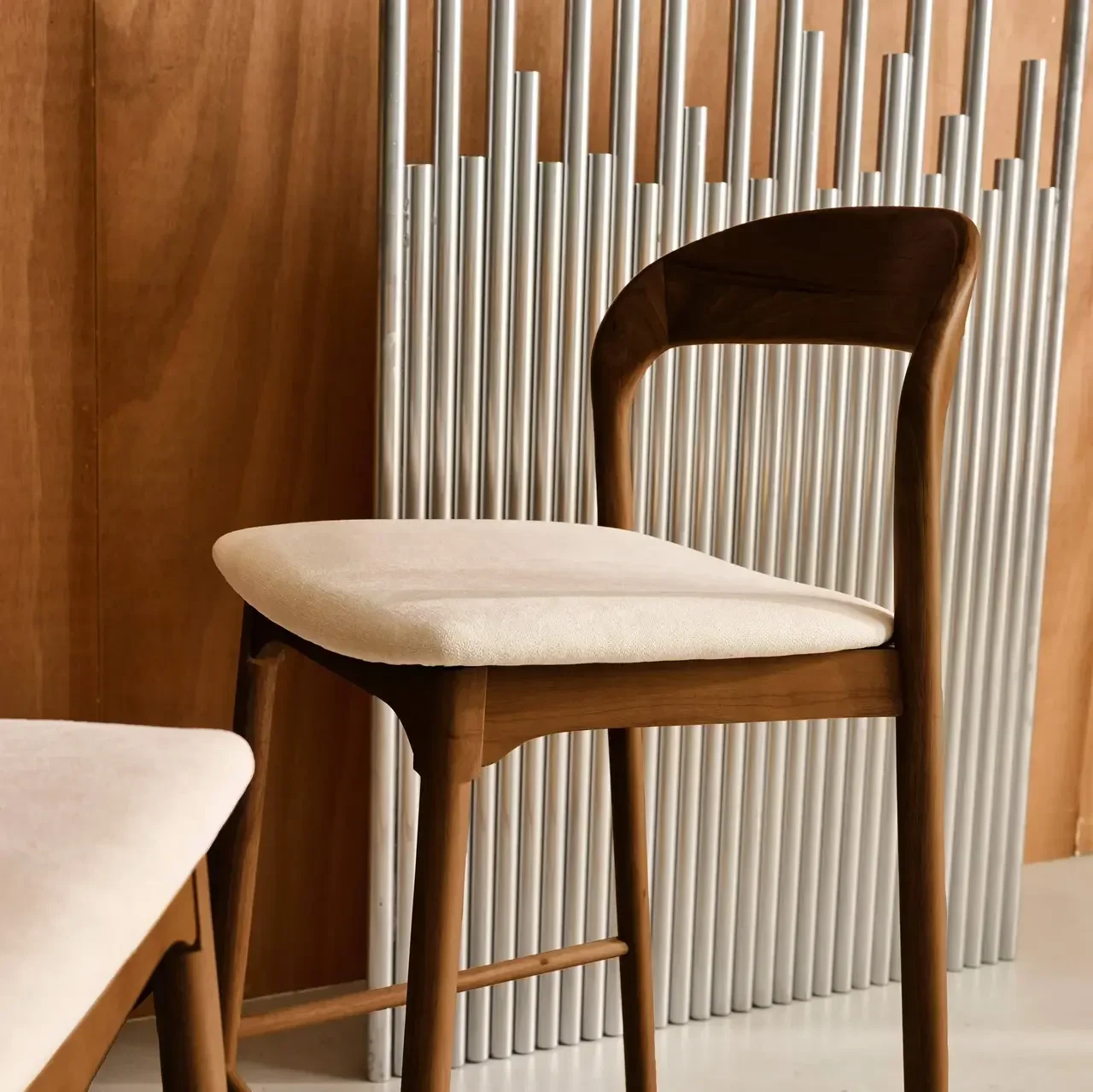 Lot de 2 tabourets de bar rétro en hévéa et textile beige 67,5 cm Athena