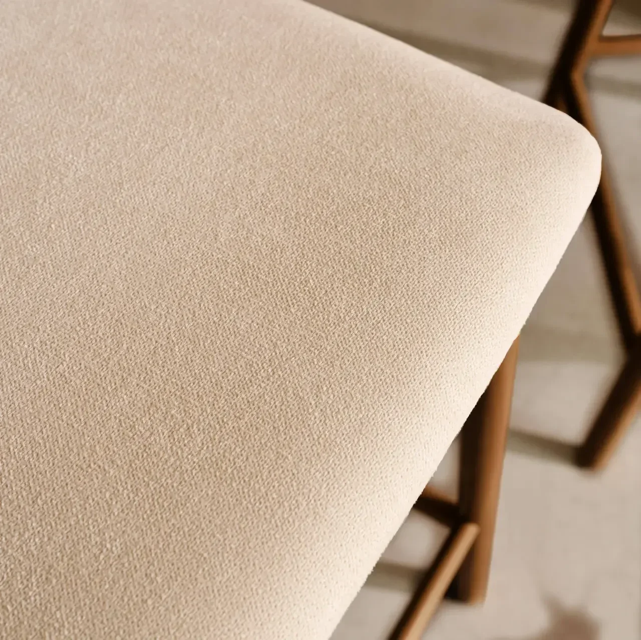 Lot de 2 tabourets de bar rétro en hévéa et textile beige 67,5 cm Athena
