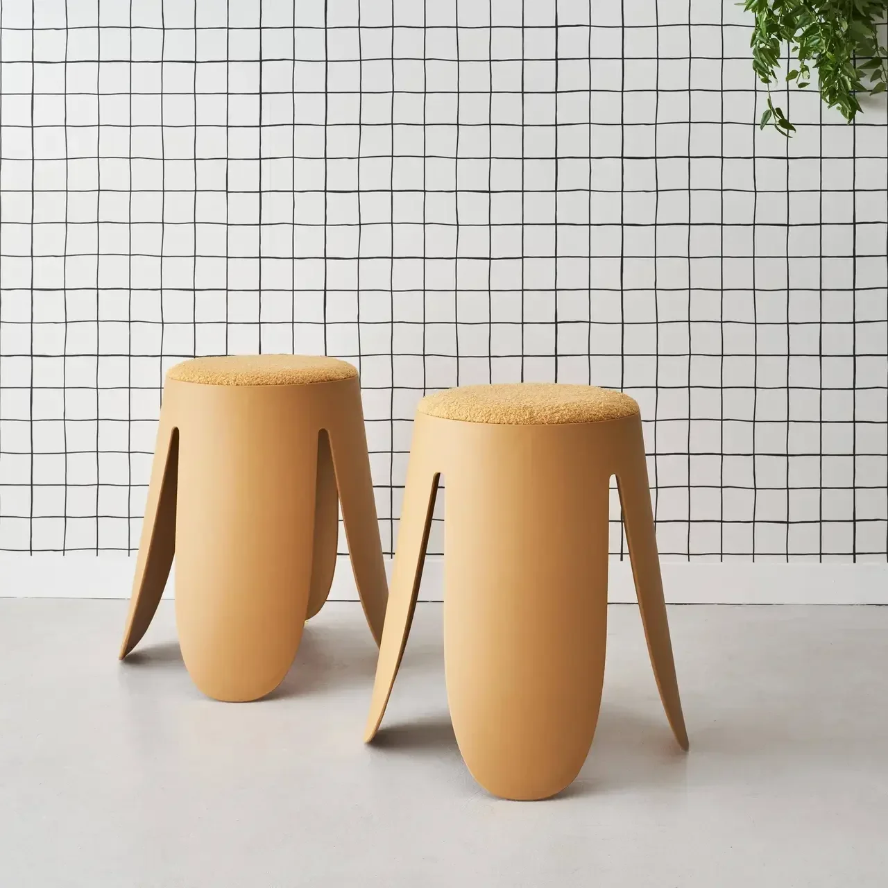 2 tabourets superposables bouclette texturée noir Niki 46cm