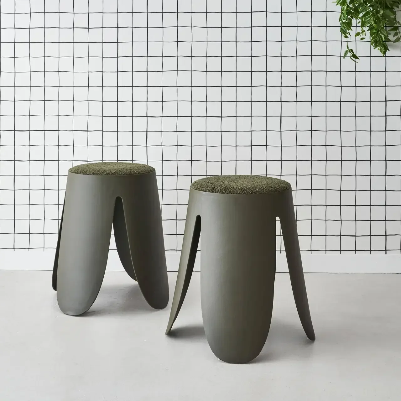 Lot de 2 tabourets superposables Niki bouclette texturée noir design floral contemporain
