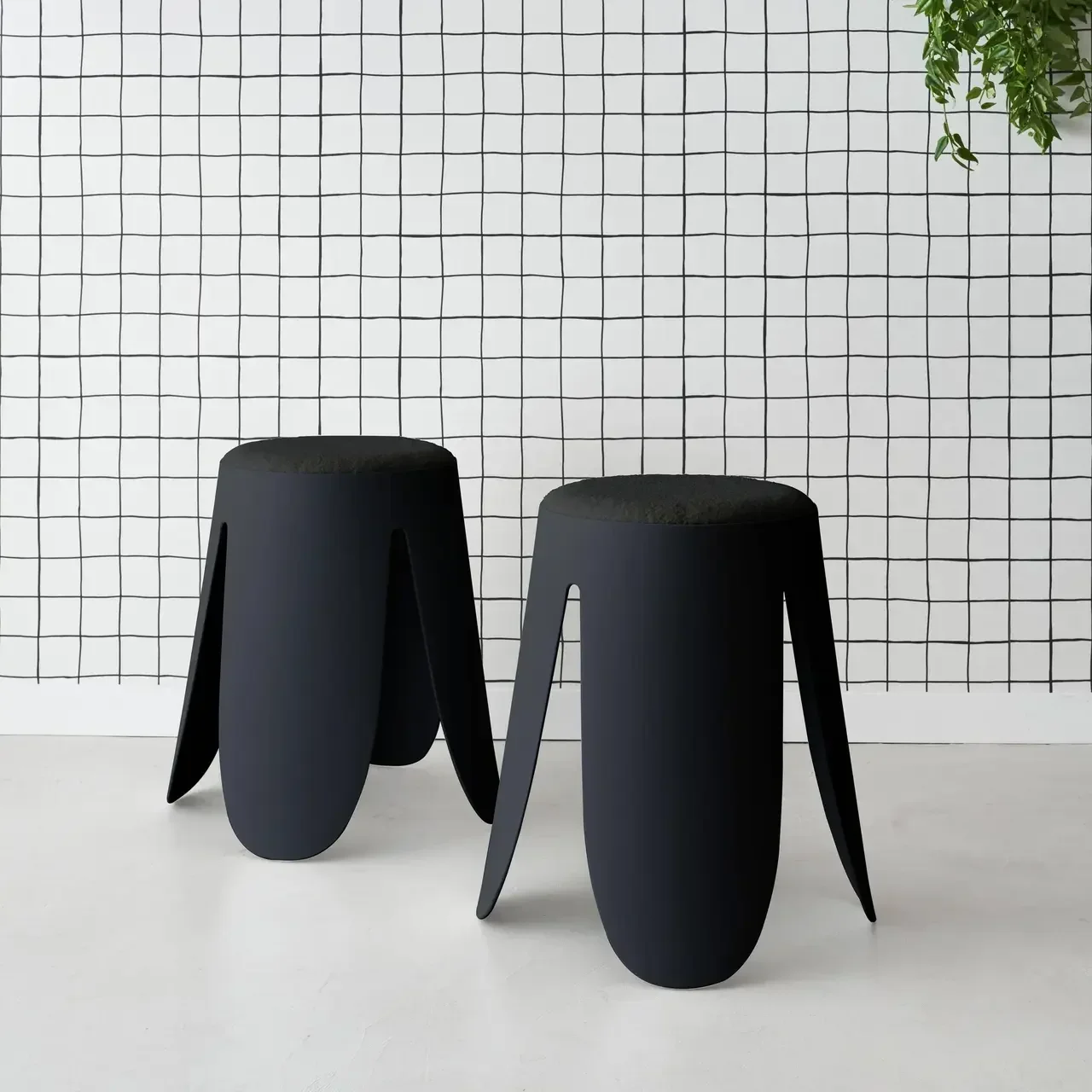 Lot de 2 tabourets Niki bouclette texturée noirs superposables design contemporain