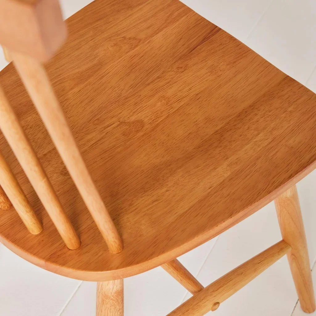 Lot de 4 chaises en hévéa massif à barreaux Romie pour salle à manger