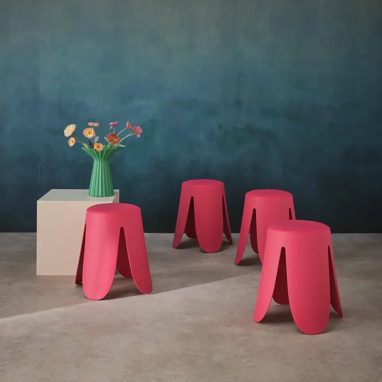 4 tabourets empilables Niki simili cuir design fleur contemporain