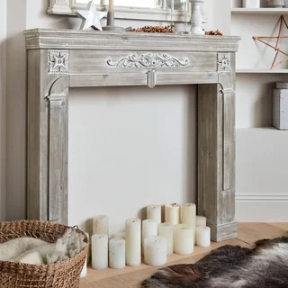Chimenea decorativa madera envejecida efecto desgastado decoración salón acogedor