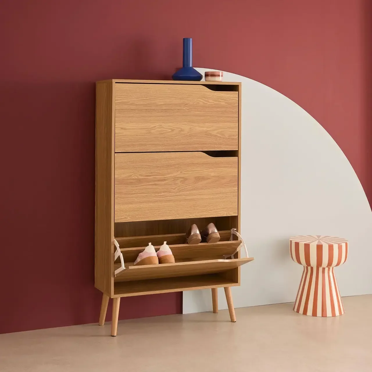 Meuble à chaussures 3 portes abattantes Népal finition noyer style scandinave
