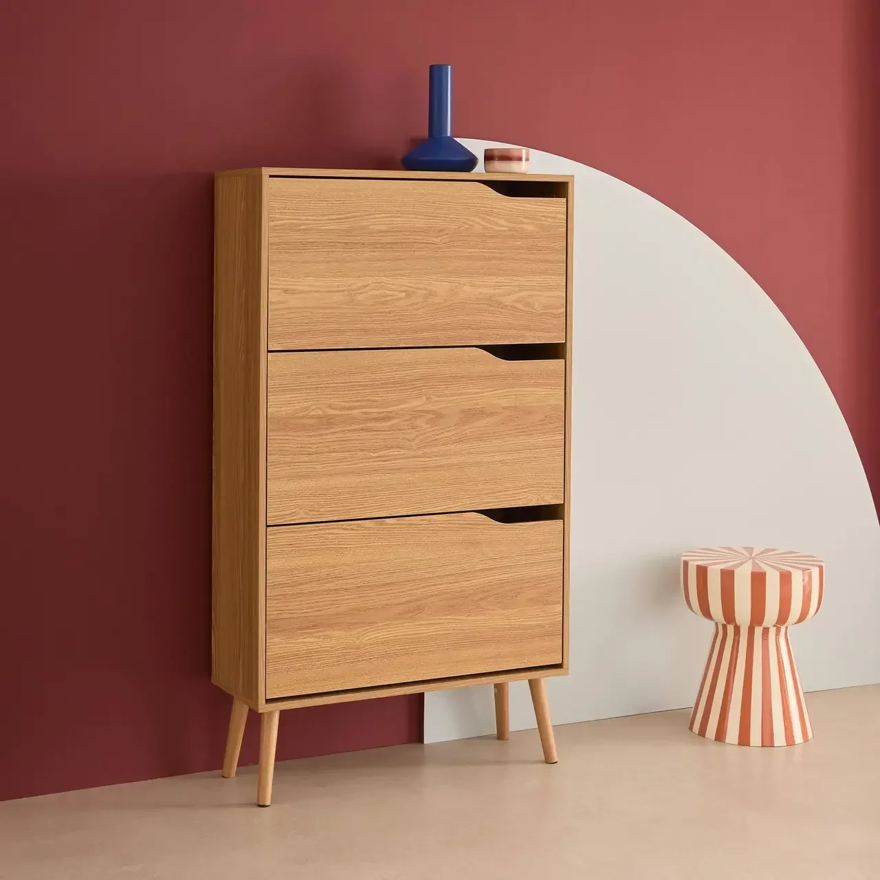Meuble à chaussures 3 portes abattantes Népal finition noyer style scandinave
