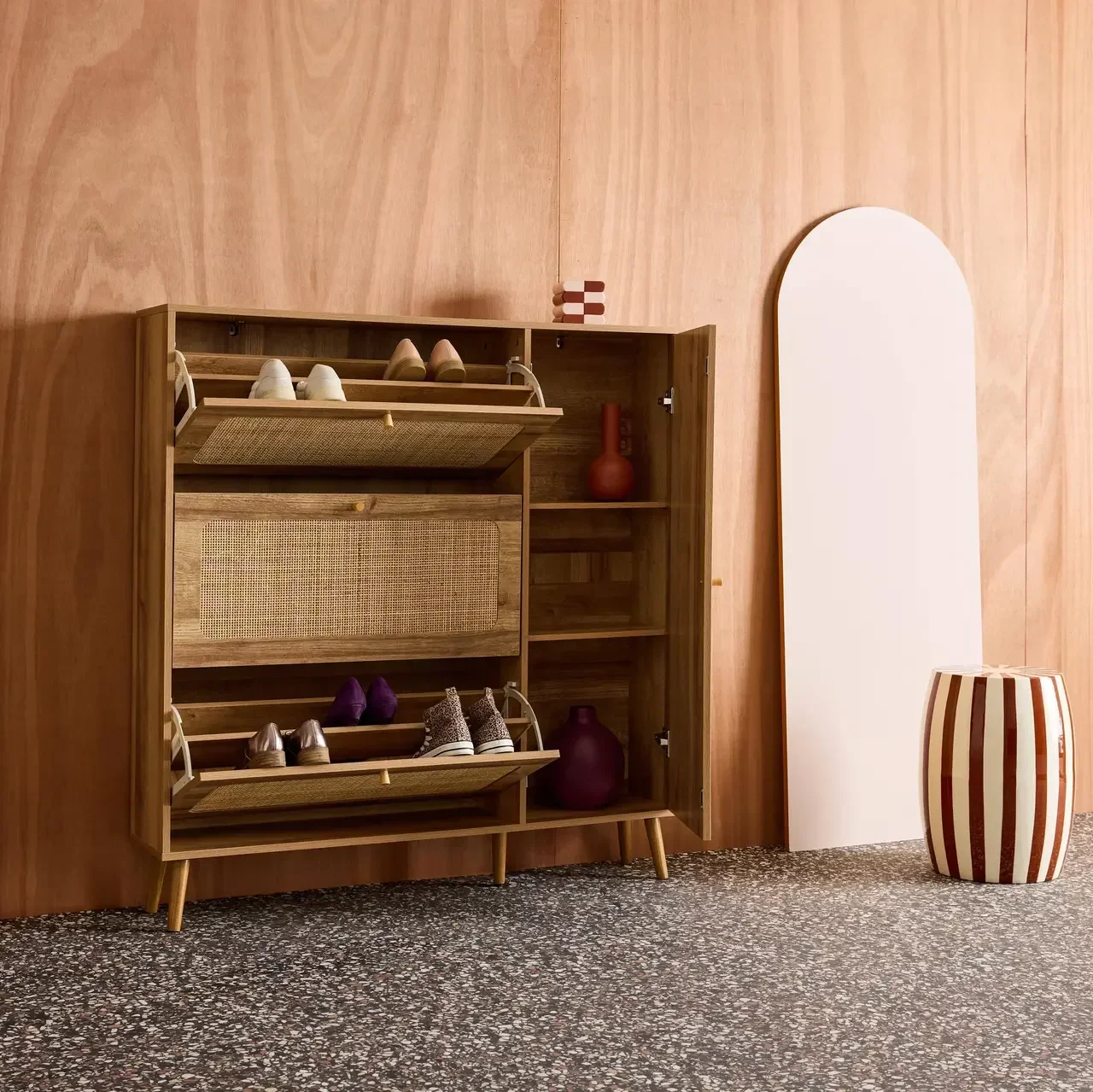 Mueble zapatero 3 puertas ratán madera Boho 21 pares