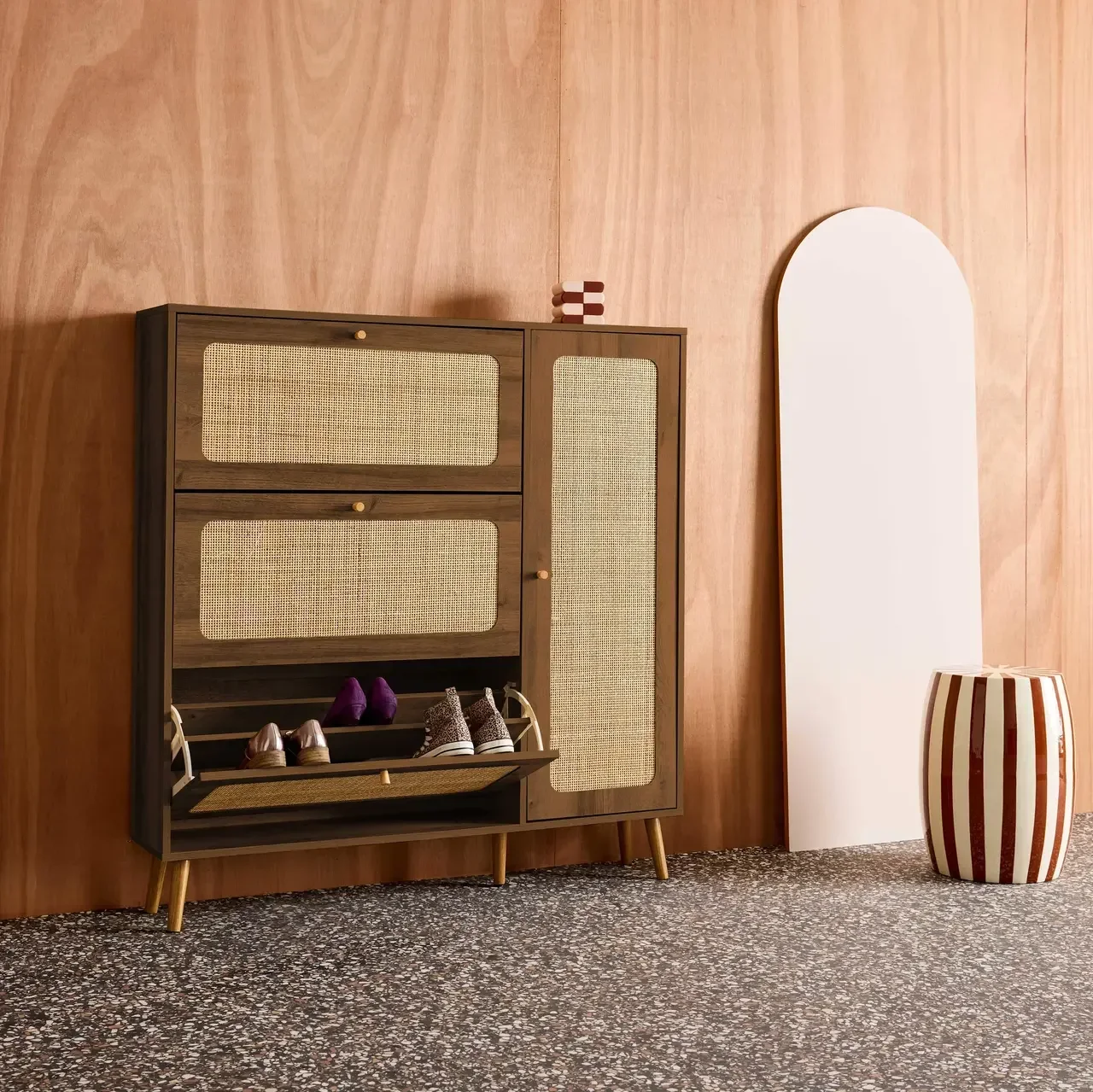 Mueble zapatero 3 puertas ratán madera Boho 21 pares