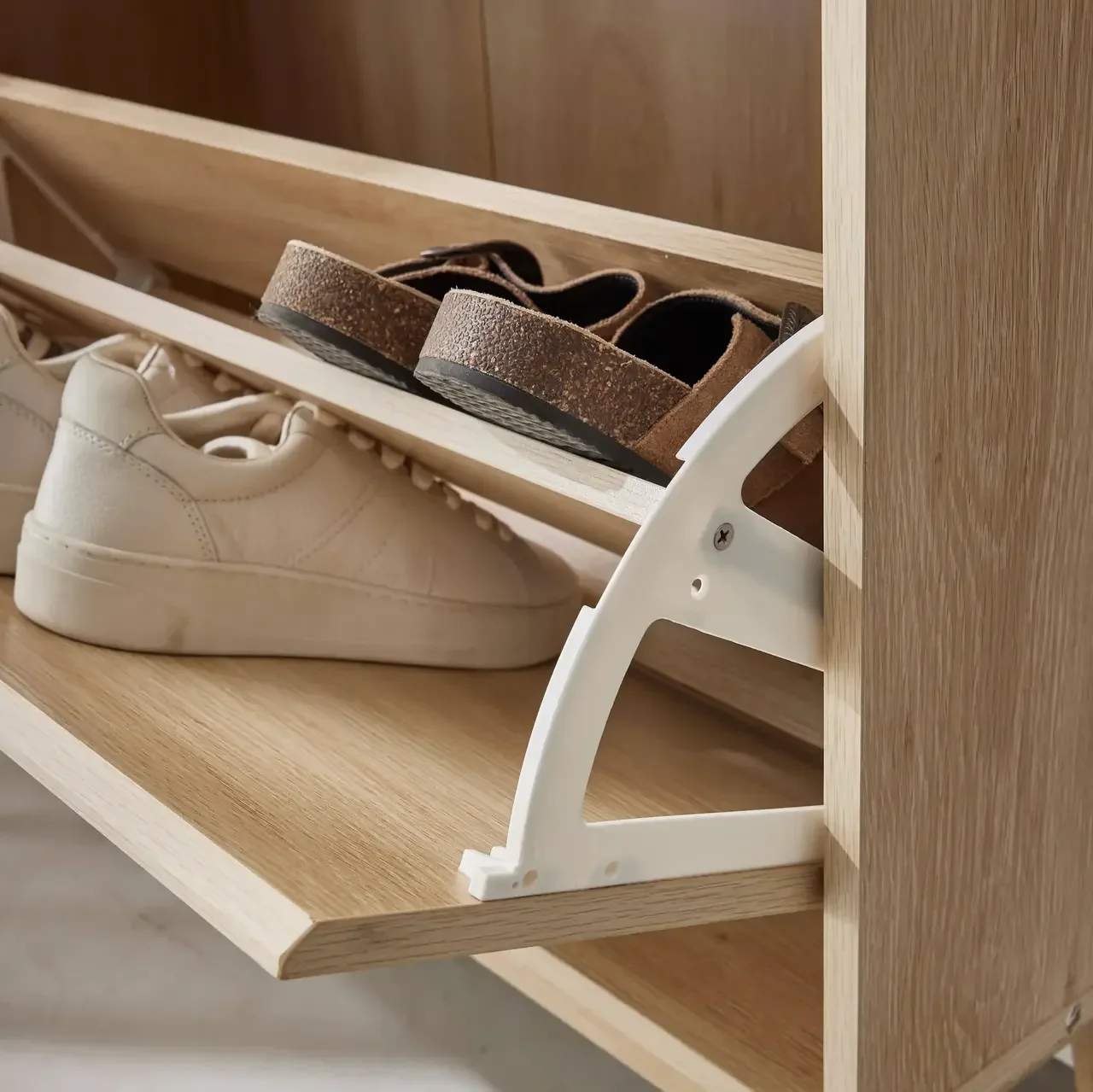 Meuble à chaussures scandinave 3 portes bois clair 18 paires