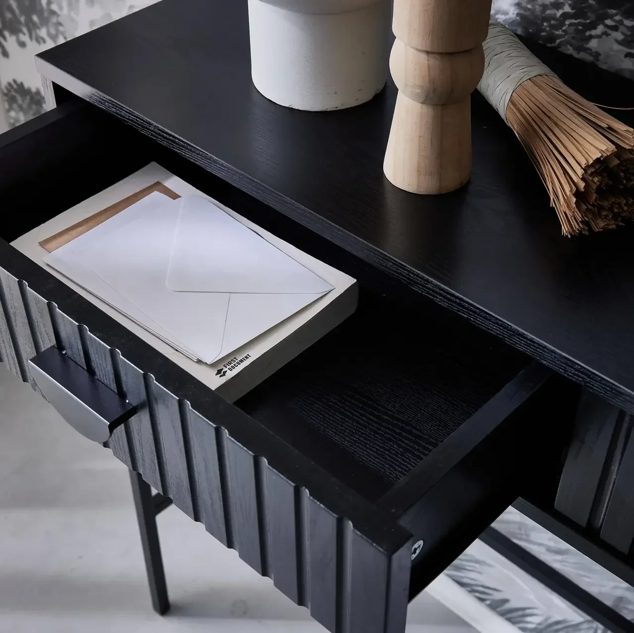 Console noire 2 tiroirs bois strié Bazalt design contemporain