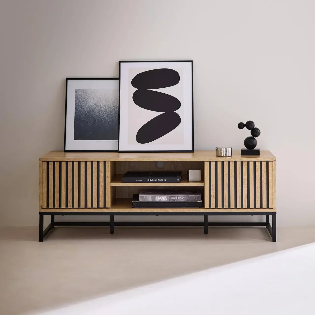 Meuble TV 120 cm 2 portes effet bois strié et métal noir mat