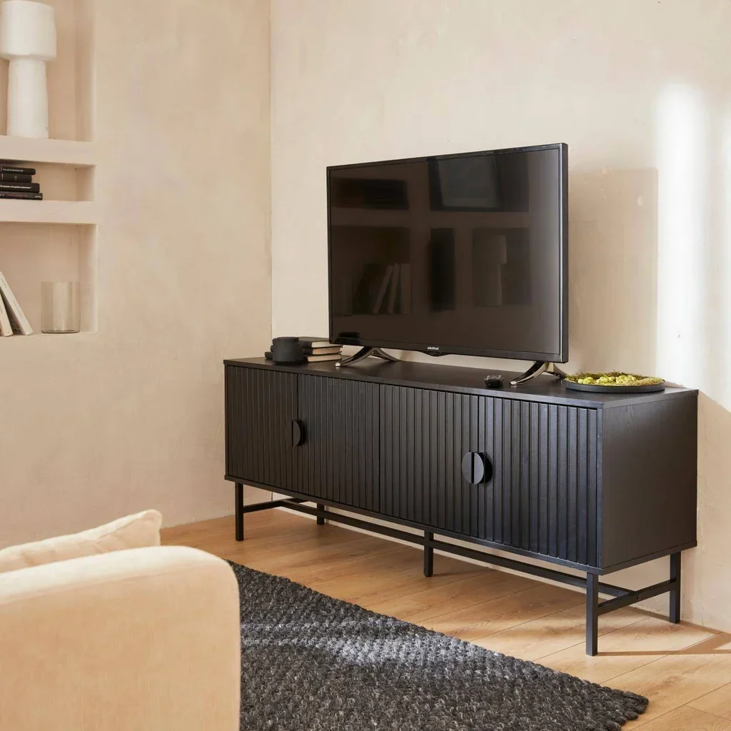 Rack TV 4 portas madeira estriada Bazalt 157 cm design industrial