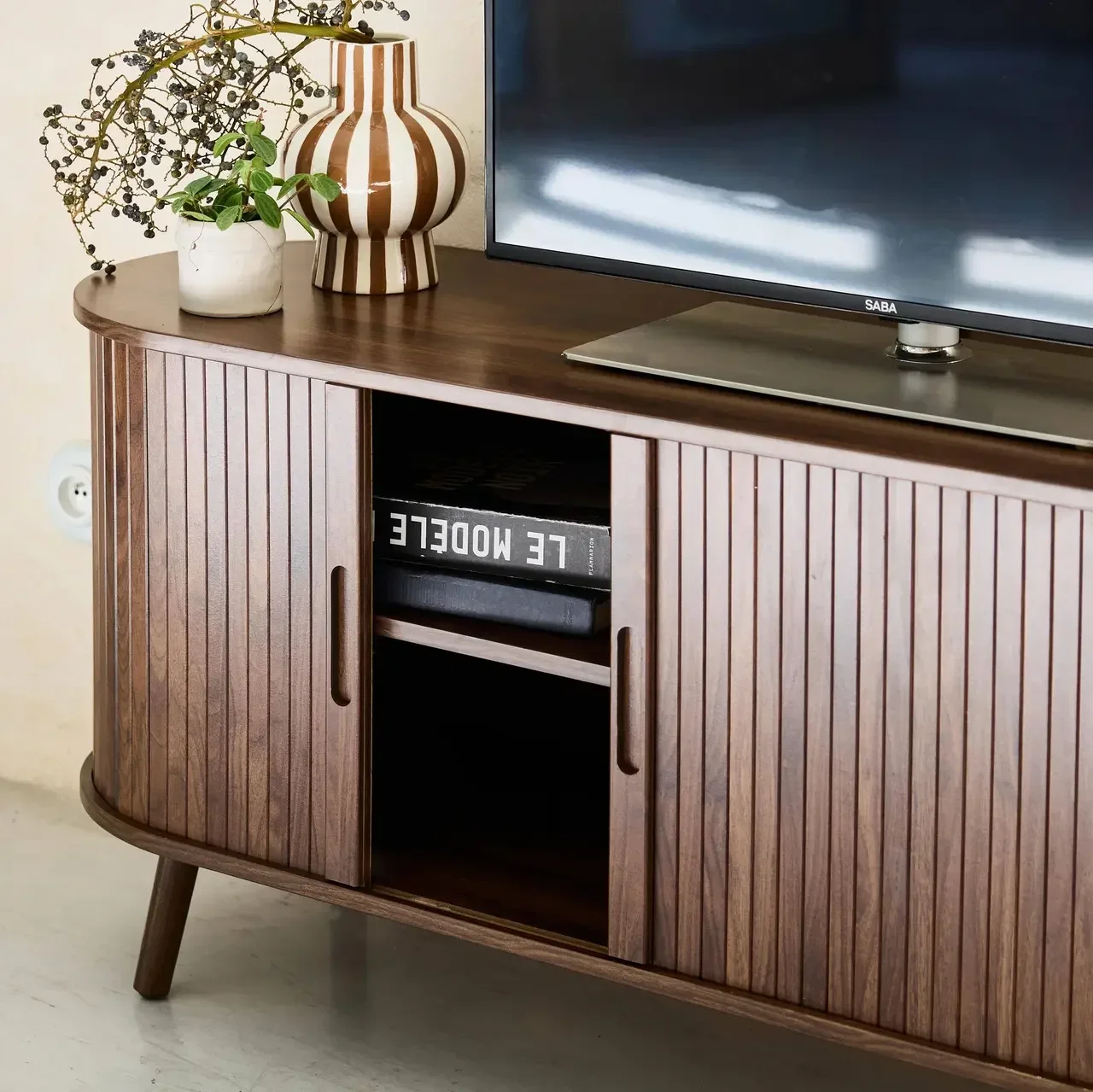 Mueble TV escandinavo madera rayada 120cm puertas correderas Legacy