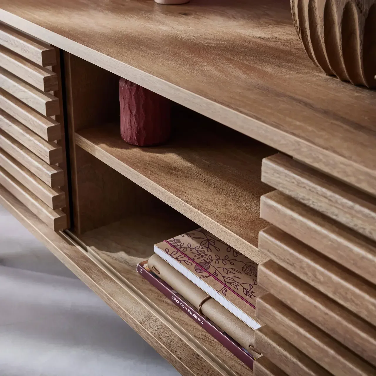 Mueble TV escandinavo madera rayada 120cm doble puerta corredera Madere