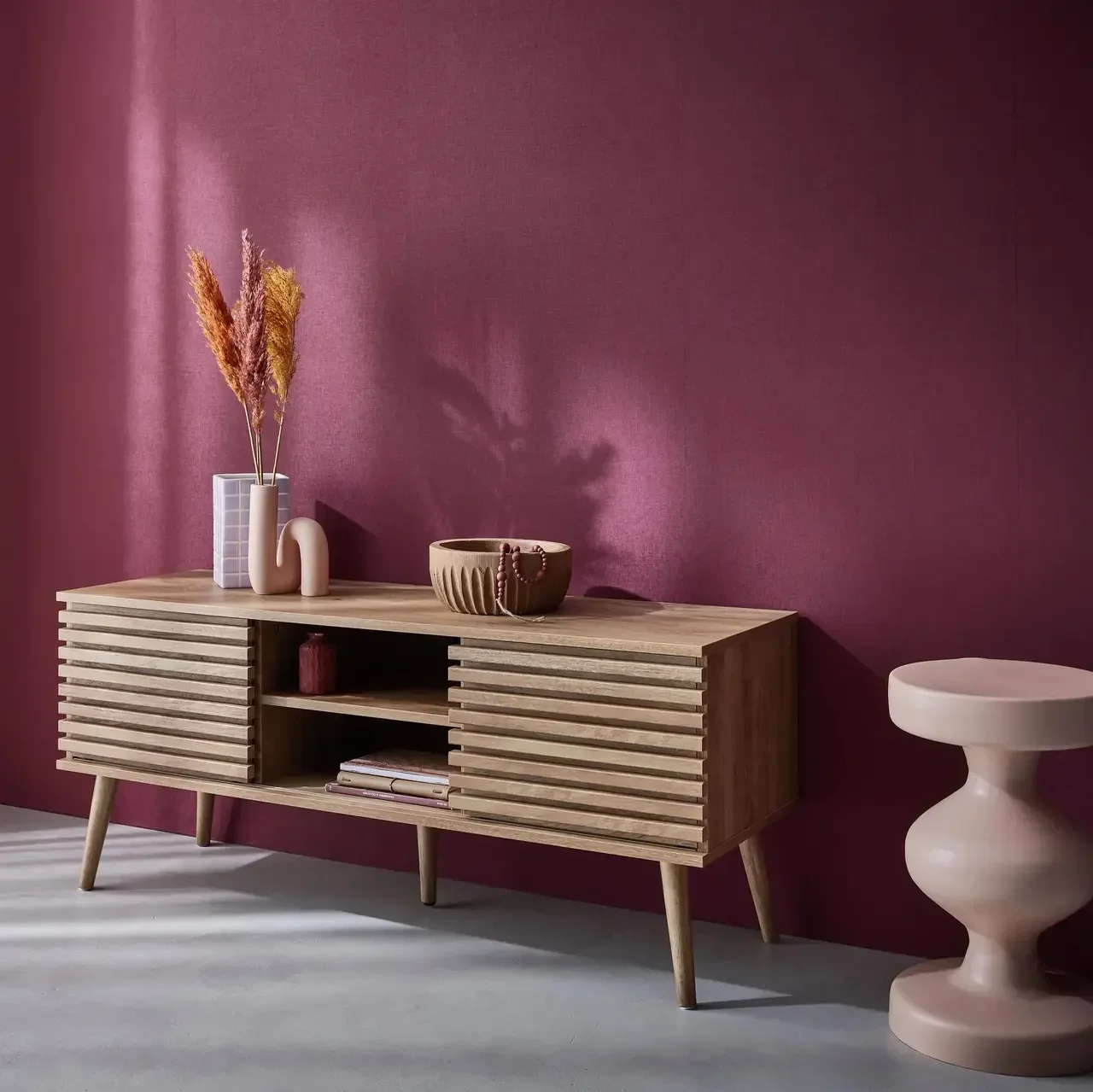 Mueble TV escandinavo madera rayada 120cm doble puerta corredera Madere