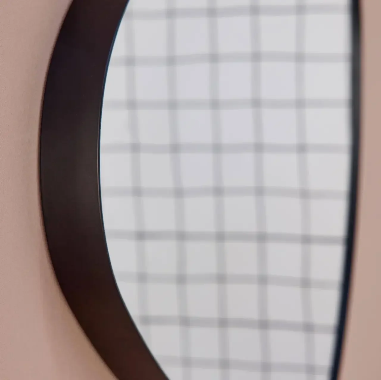 Miroir design métal noir organique 64 cm Harvey - Déco murale moderne