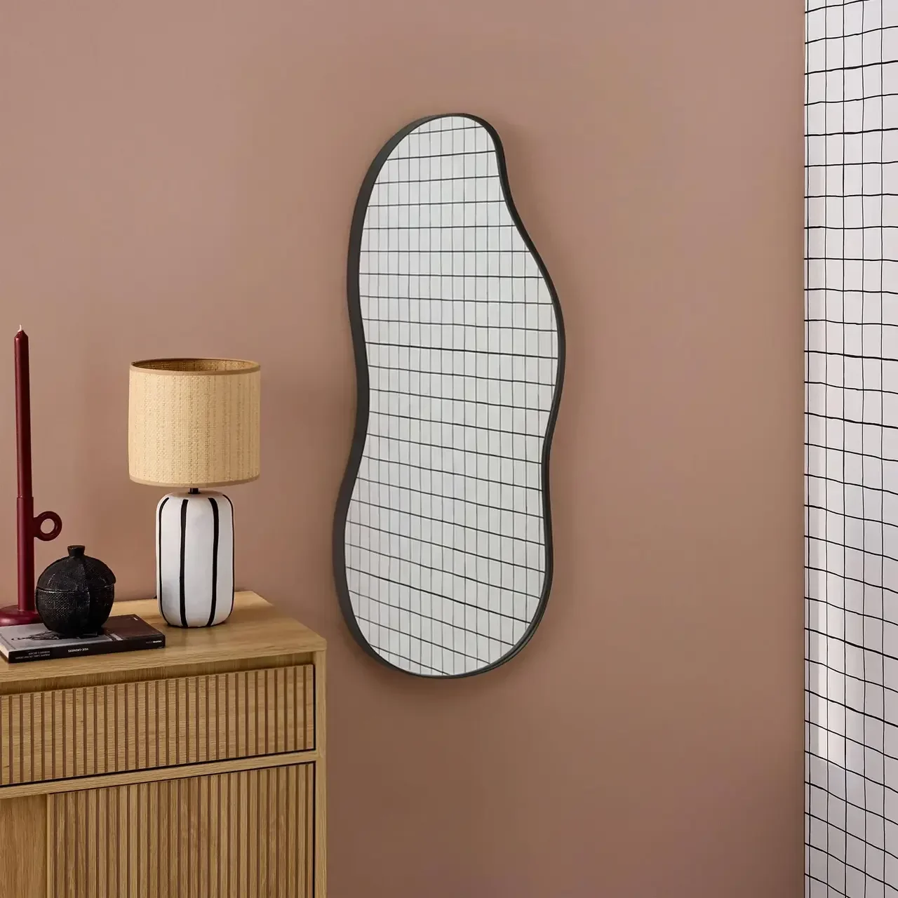 Miroir mural métal noir forme organique 70 cm Harlow