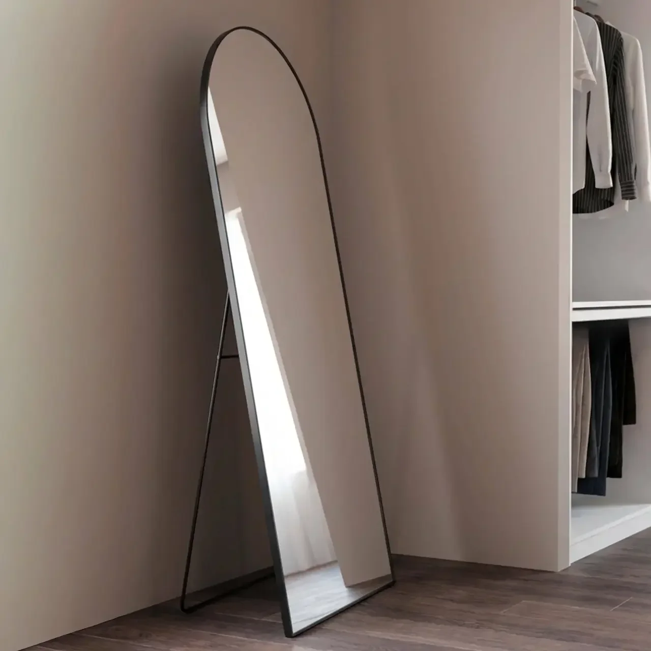 Miroir sur pied aluminium noir mat design arche élégant