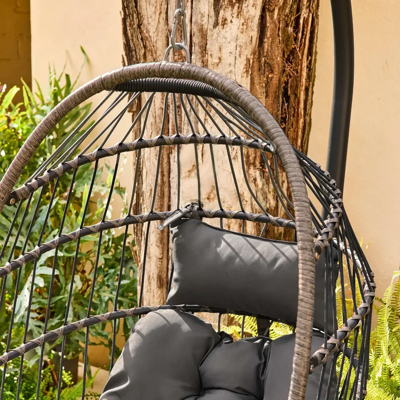 Œuf suspendu acier osier coussin jardin Toscana